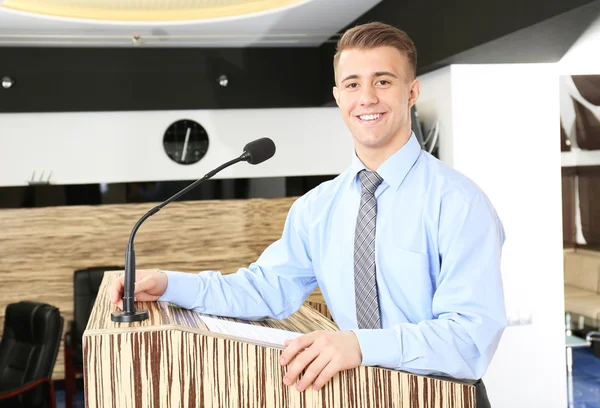 Un homme d'affaires prononce un discours dans une salle de conférence — Photo