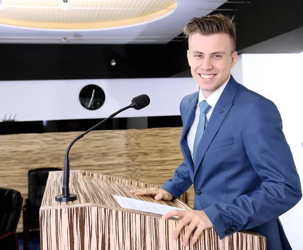 Zakenman maakt toespraak op de conferentie kamer — Stockfoto