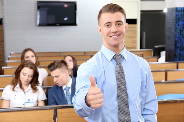 Businessman delivering presentation at conference — Stock Photo, Image