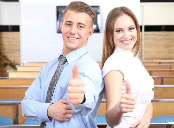 Mensen uit het bedrijfsleven in conferentie hall — Stockfoto