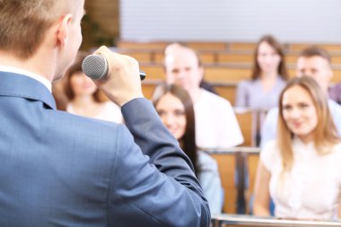 işadamı konferans odasında konuşma yapma