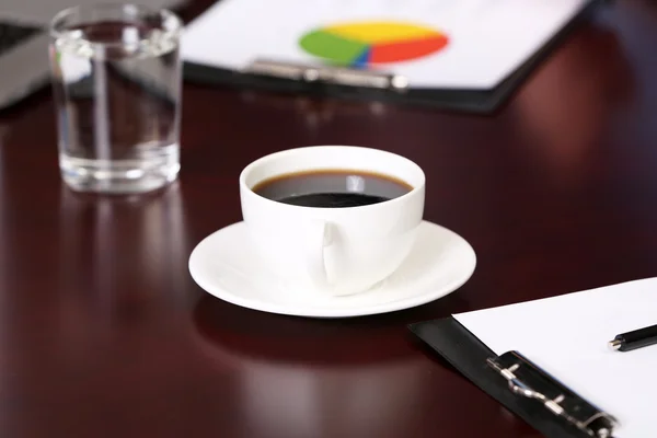 Šálek kávy na tabulka detail — Stock fotografie