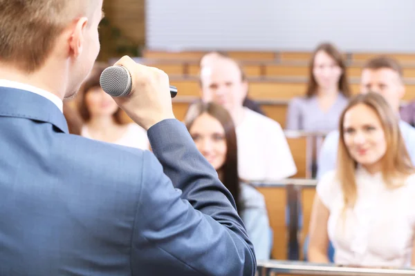 Un homme d'affaires prononce un discours dans une salle de conférence — Photo