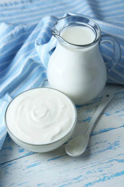 Mléčné výrobky na dřevěný stůl pozadí — Stock fotografie