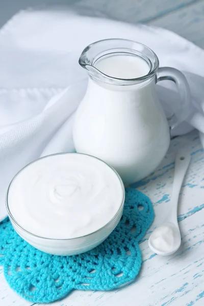 Produtos lácteos em fundo de mesa de madeira — Fotografia de Stock