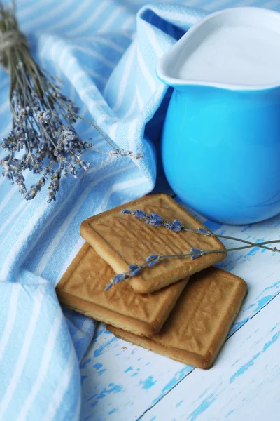 自制酸奶在水罐和木桌背景上的美味饼干 — 图库照片
