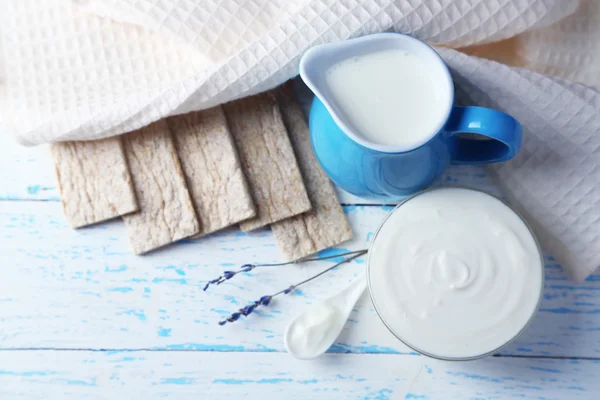 Hemgjord yoghurt och läckra välsmakande knäckebröd på träbord bakgrund — Stockfoto