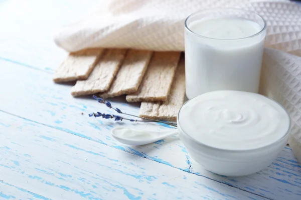 Domácí jogurt a chutná chutné křupavý chléb na dřevěný stůl pozadí — Stock fotografie