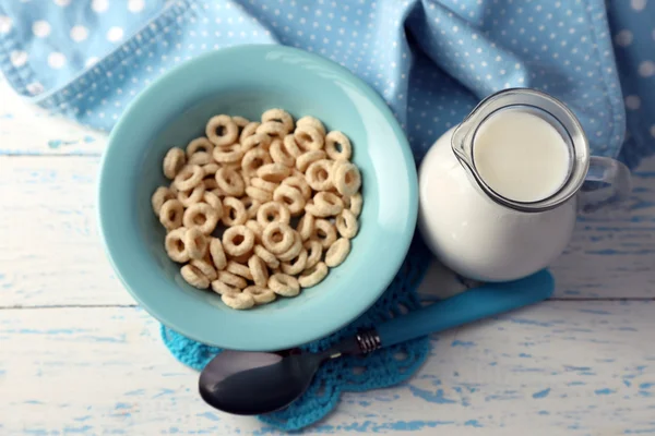 Domácí jogurt a lahodné obiloviny v misce na dřevěný stůl pozadí — Stock fotografie