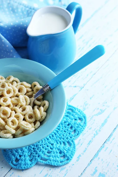 Yogur casero y deliciosos cereales en tazón sobre fondo de mesa de madera —  Fotos de Stock