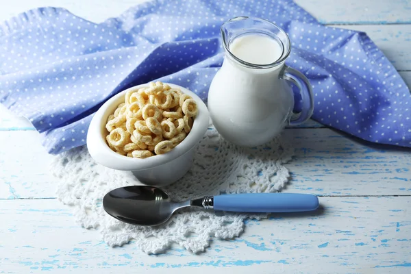 Zelfgemaakte yoghurt en heerlijke granen in kom op houten tafel achtergrond — Stockfoto