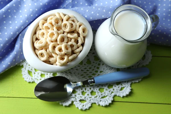 Yogur casero y deliciosos cereales en tazón sobre fondo de mesa de madera —  Fotos de Stock