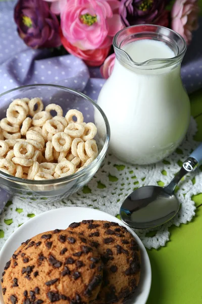 Hjemmelaget yoghurt og deilig korn i bolle på trebordsbakgrunn. Begrepsbilde av sunn og velsmakende frokost – stockfoto