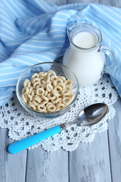 Yogur casero y deliciosos cereales en tazón sobre fondo de mesa de madera — Foto de Stock