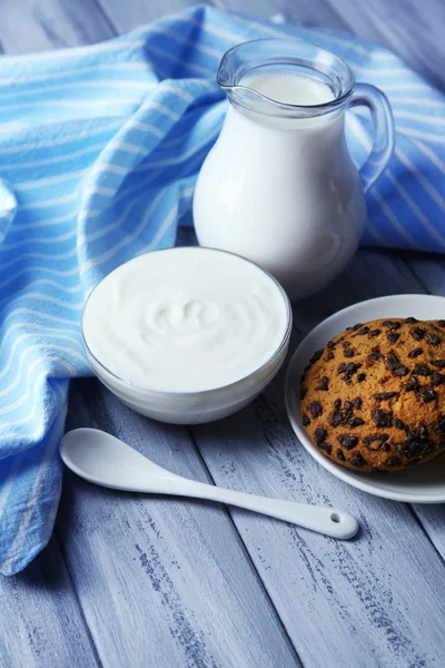 Yogur casero y galletas sabrosas sobre fondo de mesa de madera — Foto de Stock