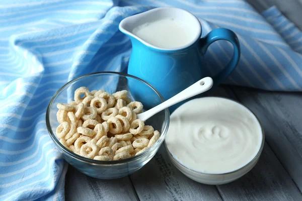 Jogurt domowej roboty i pyszne zbóż w misce na tle drewniany stół — Zdjęcie stockowe