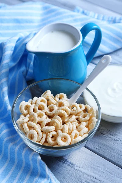 Yogur casero y deliciosos cereales en tazón sobre fondo de mesa de madera —  Fotos de Stock