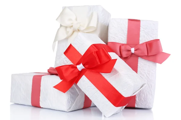 Schöne Geschenke mit roten Bändern, isoliert auf weiß — Stockfoto