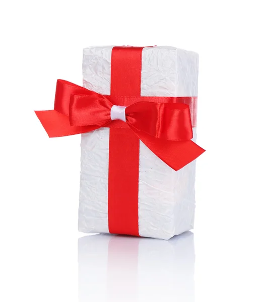 Bellissimo regalo con nastro rosso, isolato su bianco — Foto Stock