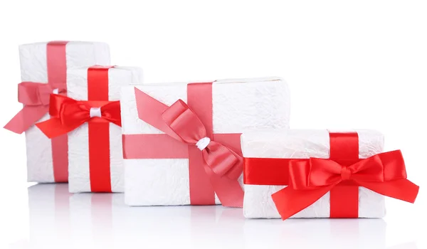 Hermosos regalos con cintas rojas, aislados en blanco — Foto de Stock
