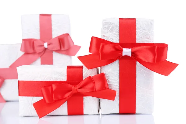 Hermosos regalos con cintas rojas, aislados en blanco — Foto de Stock