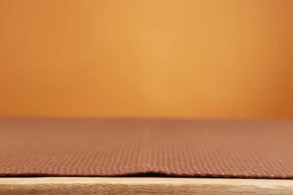 Arrière-plan avec table et nappe en bois — Photo