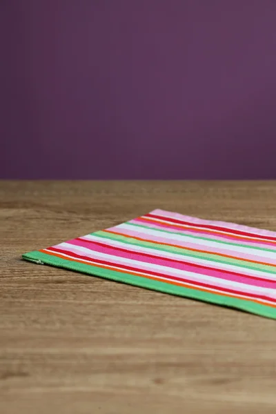 Fundo com mesa de madeira e toalha de mesa — Fotografia de Stock