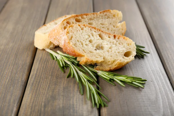 Frisches Brot und Rosmarin — Stockfoto