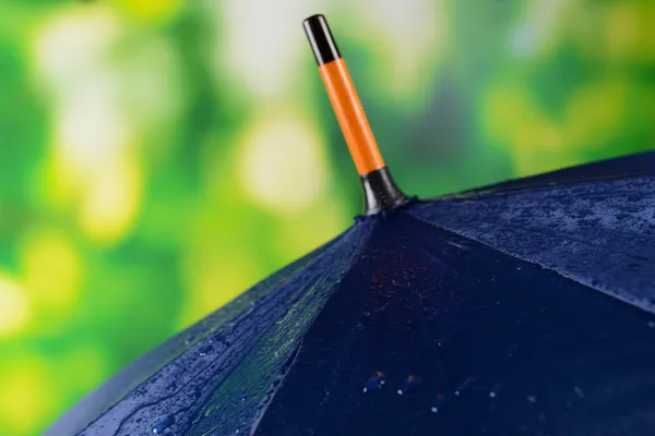 Paraguas azul sobre fondo brillante — Foto de Stock