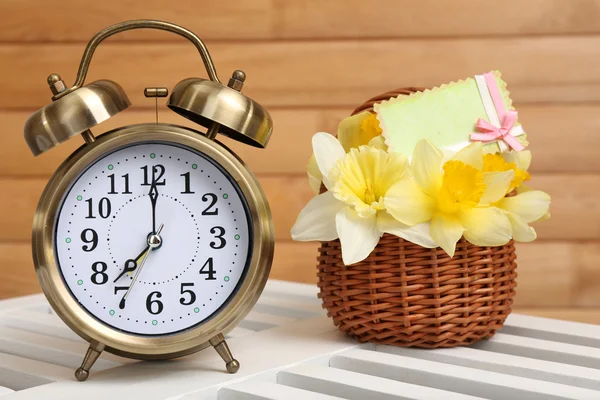 Reloj despertador en la mesa, sobre fondo de madera —  Fotos de Stock