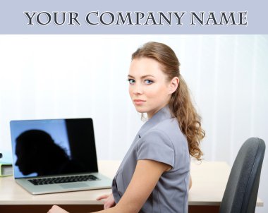 işyerinde ofiste kadın