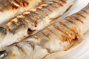 Nefis ızgara balık plaka üzerinde tablo yakın çekim