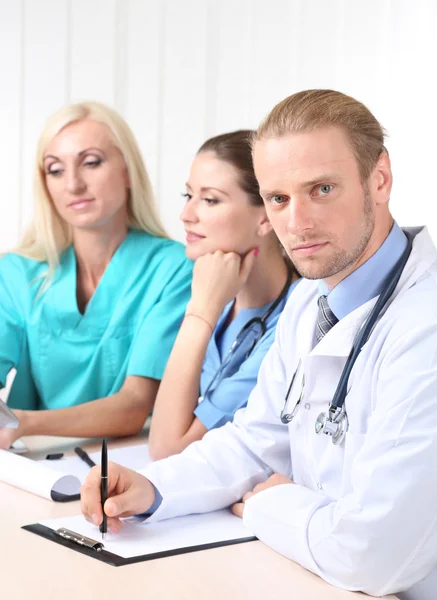 Equipe médica durante reunião no escritório — Fotografia de Stock