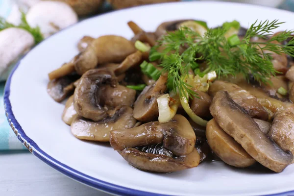 Délicieux champignons frits sur assiette sur table close-up — Photo
