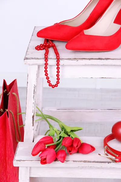 Mooie rode vrouwelijke accessoires — Stockfoto