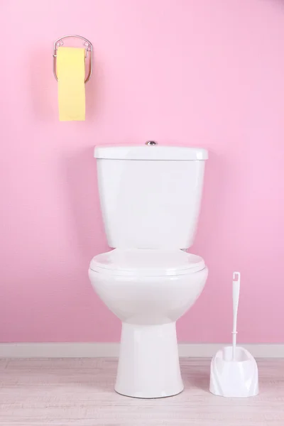 Witte toiletpot in badkamer — Stockfoto