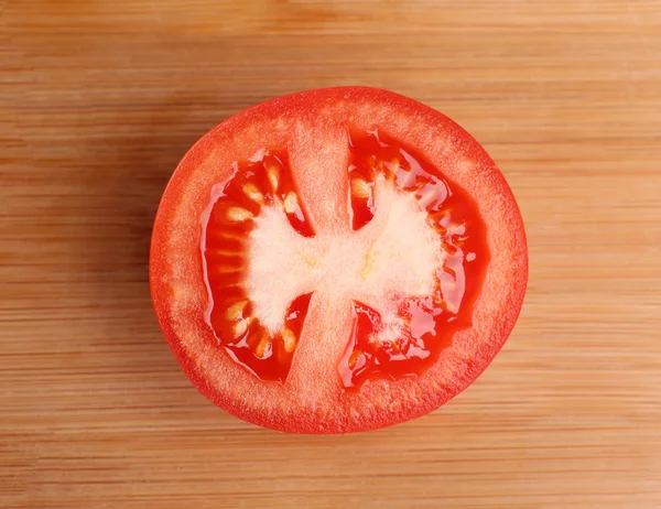 Fetta di pomodoro fresco su fondo di legno — Foto Stock