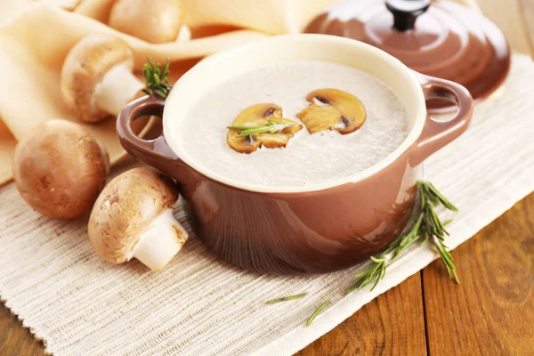 Sup jamur dalam pot, pada latar belakang kayu — Stok Foto