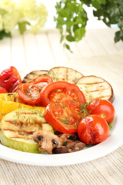 Deliciosos legumes grelhados no prato na mesa close-up — Fotografia de Stock