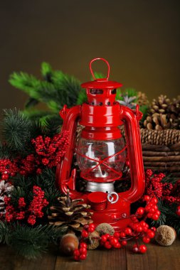 koyu renk arka plan üzerinde kırmızı gaz lambası