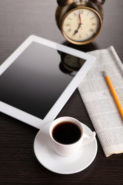 Tablet, gazete, fincan kahve ve çalar saat ahşap tablo