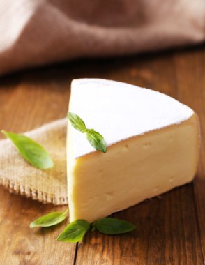 lezzetli camembert peyniri Fesleğenli ahşap tablo