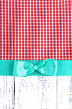 renkli şerit ve yay ahşap arka plan üzerinde renkli kumaş