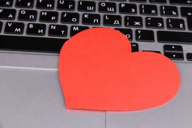 bilgisayar klavye kırmızı kalp yakın çekim