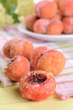 lezzetli kurabiyeler şeftali üzerinde tablo yakın çekim