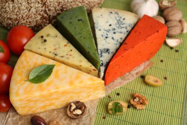 Ahşap masa üzerinde farklı İtalyan peynir