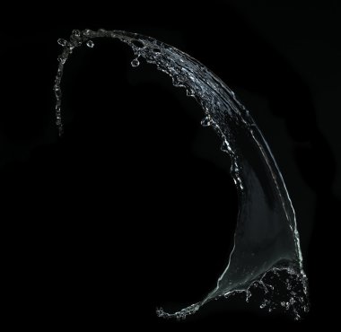 Siyah arkaplanda su sıçraması