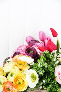 hasır sepet, renk ahşap zemin üzerine güzel çiçekler