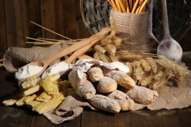 ekmek sopa üstünde çul ahşap zemin üzerinde