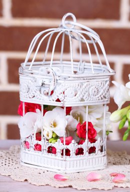 küçük pembe Gül ve Frezya çiçek güzel natürmort